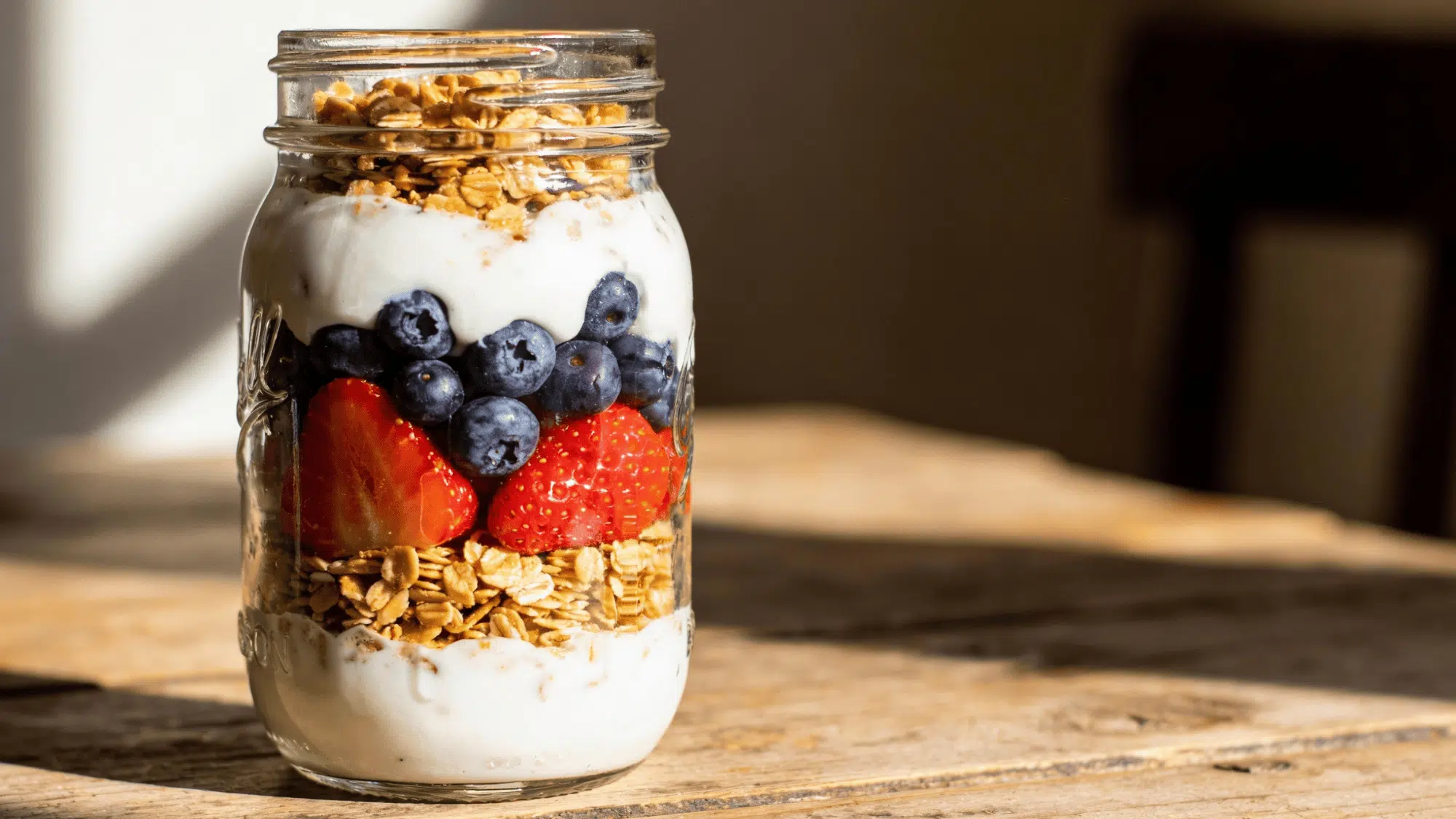 greek yogurt parfait with berries and granola
