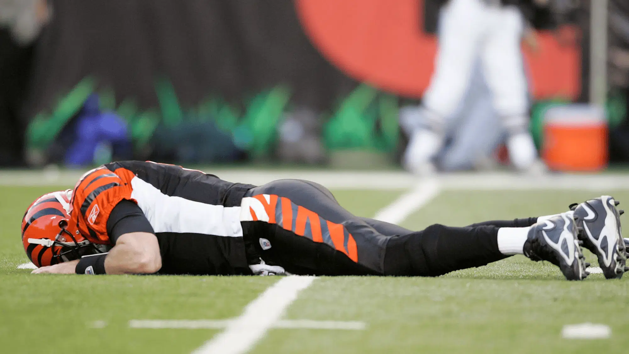 cincinnati bengals player carson palmer lying face down on the field after a play