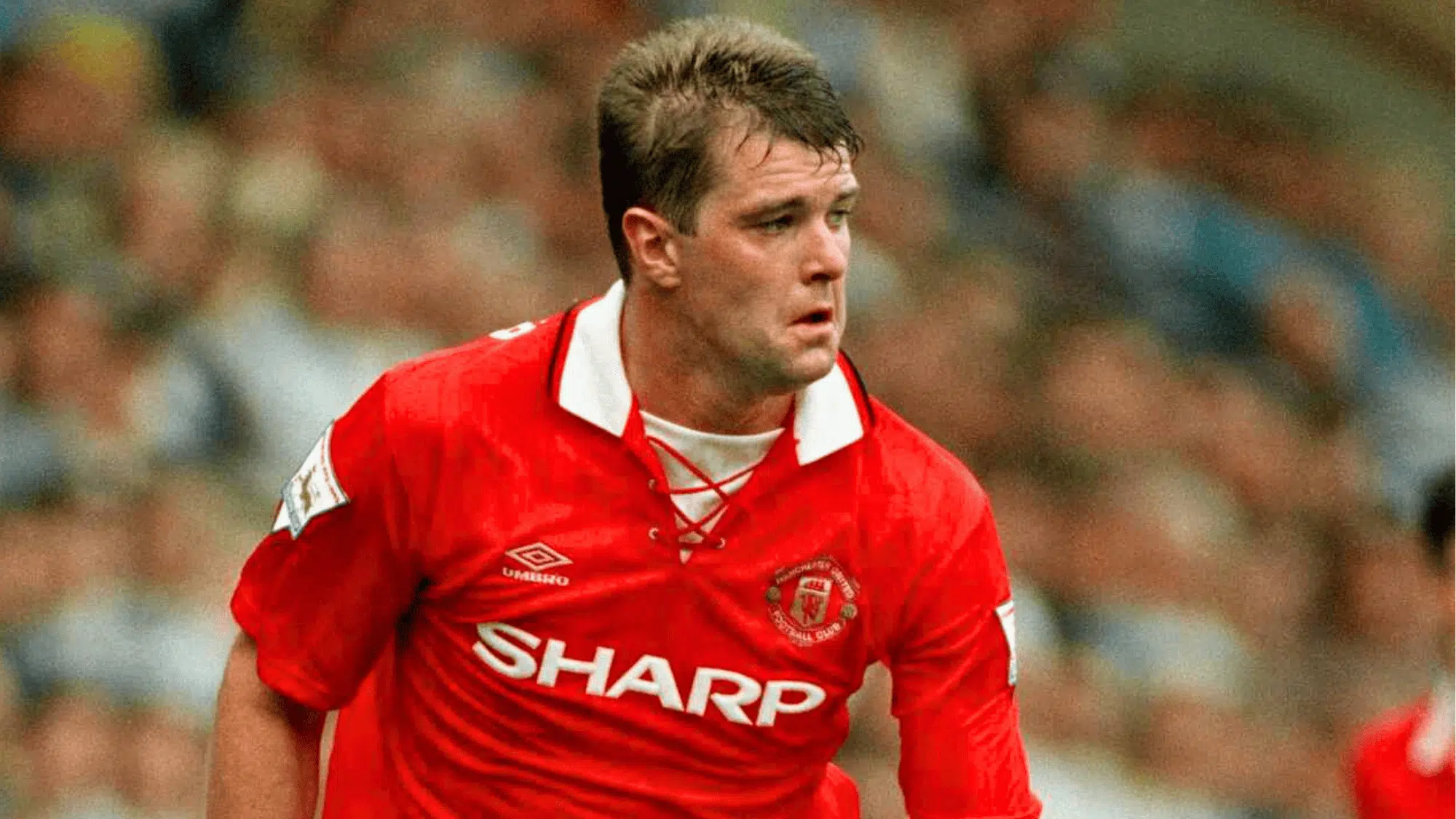 gary pallister in a red manchester united jersey running during a game