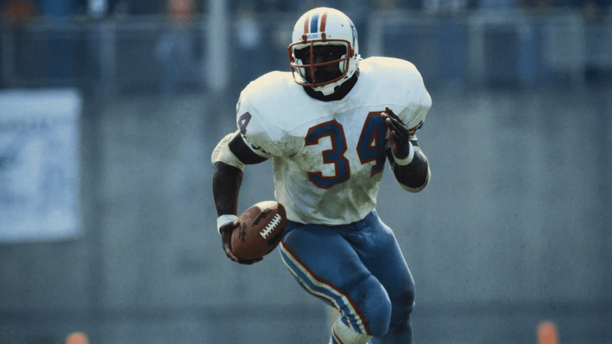 houston oilers player earl campbell running back carrying the football while running down the field