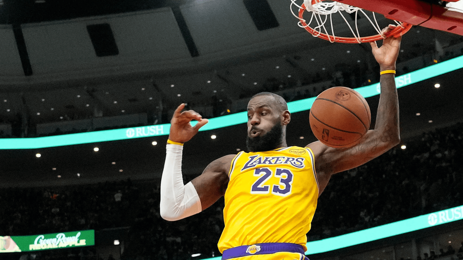 lebron dames dunks in lakers jersey during nba game highlighting how many 6 foot 8 people make the Nba