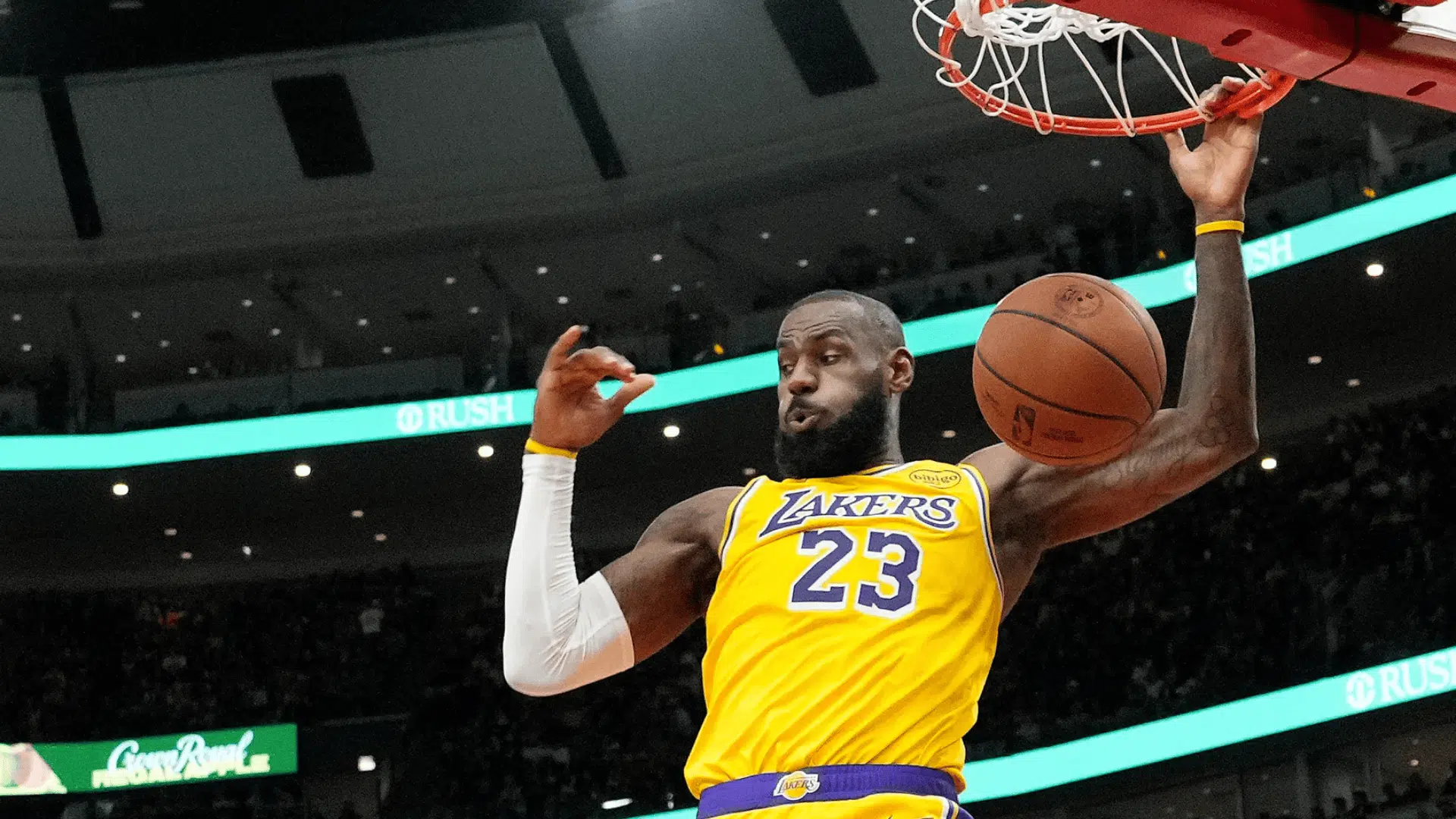 lebron dames dunks in lakers jersey during nba game highlighting how many 6 foot 8 people make the Nba