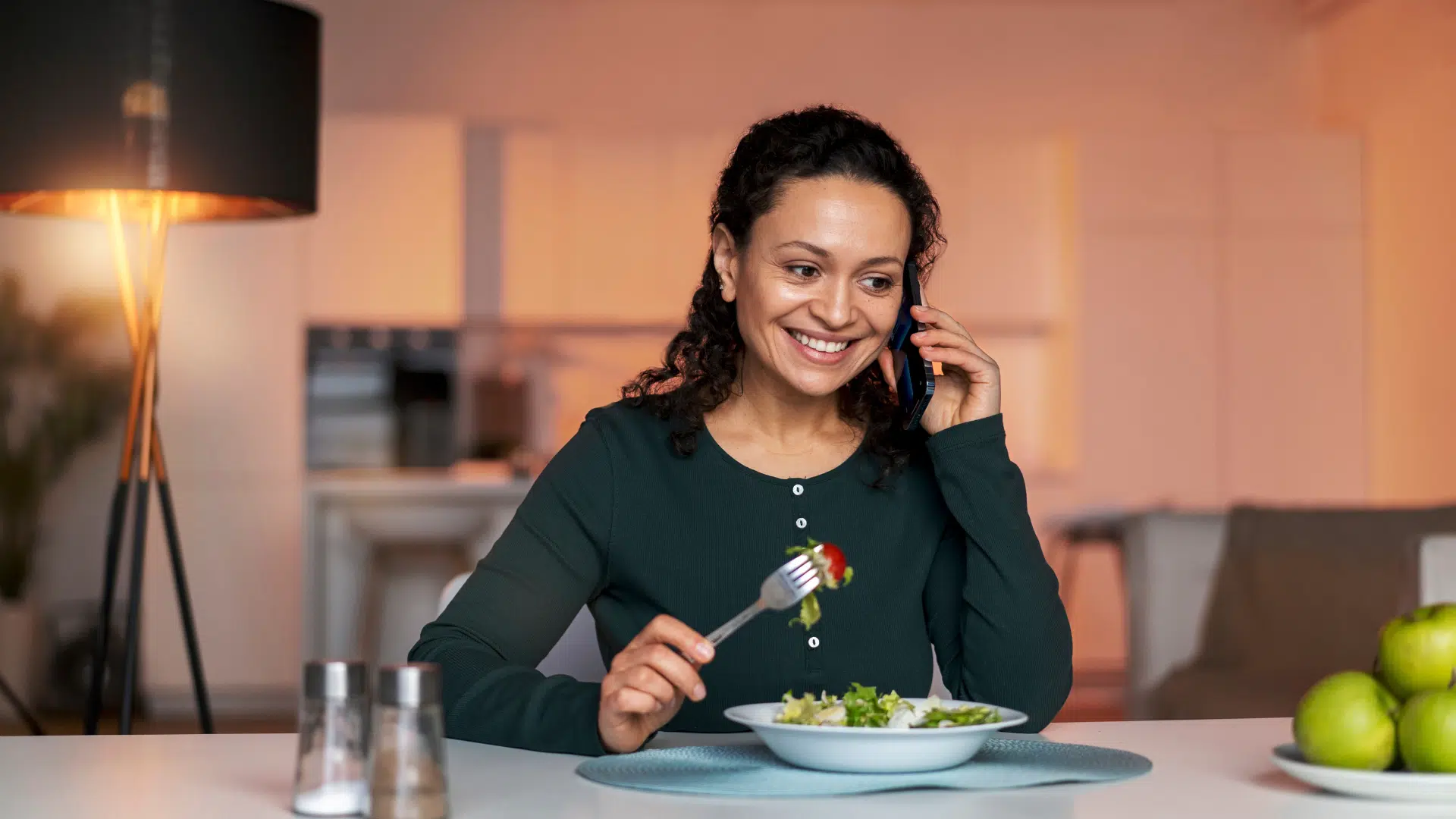 woman eating healthy salad an healthy food option that help muscles recover at home